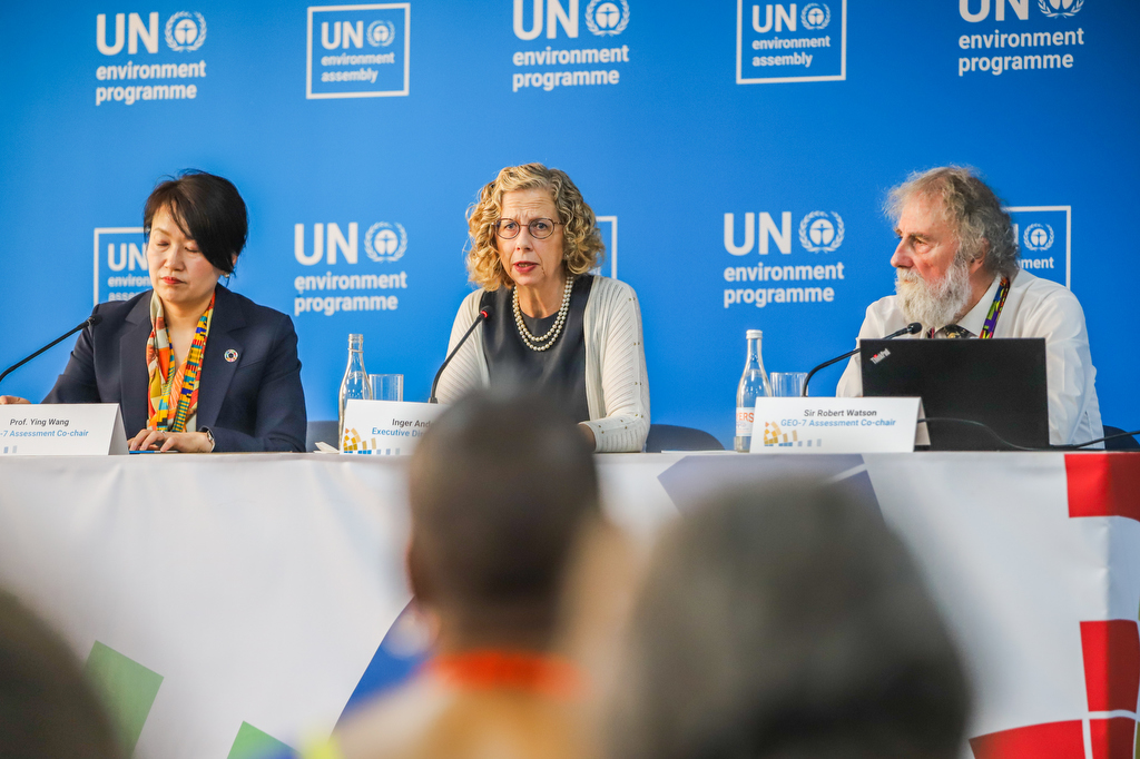 Inger Anderson, executive director of UNEA brief the edia on GEO-7 Report in the Press room. She is alongside Sir Robert Watson, GEO-7 Assesment co-Chair
